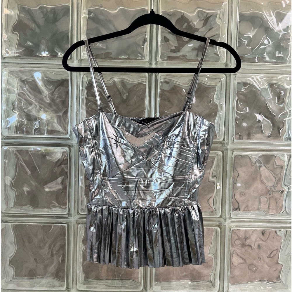 Sincerely Jules Silver Metallic Top. Size Medium. NWT